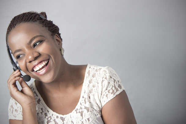 jonge zwarte oproep centrum agent lachen, praten - Foto, afbeelding