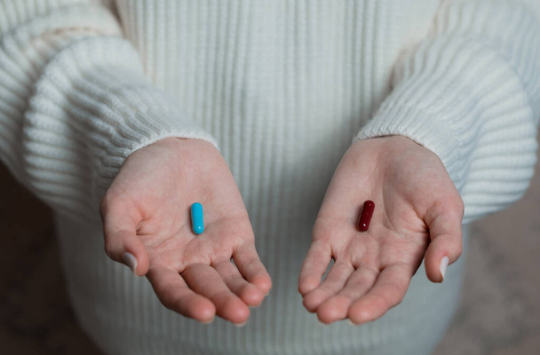 Kädestä tilalla paljastaa kaksi pilleriä - Valokuva, kuva