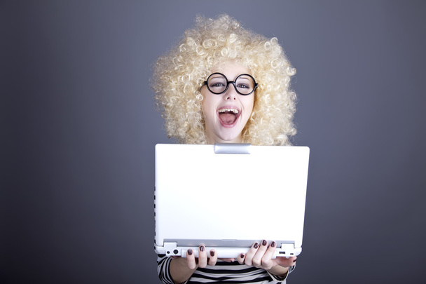 Muotokuva hauska tyttö blondi peruukki kannettava tietokone
. - Valokuva, kuva