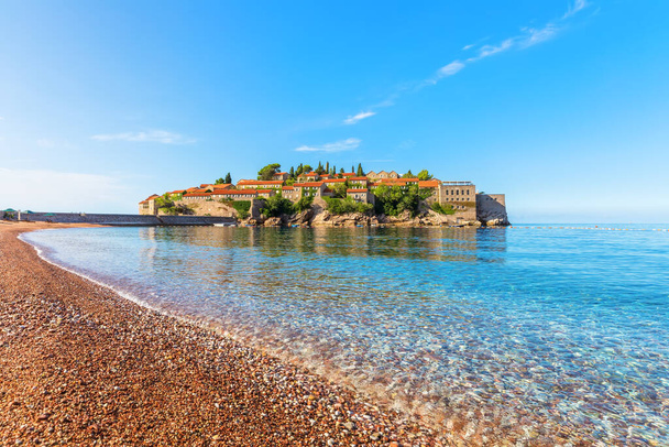 Sveti Stefan islote cerca de Budva, vista desde la playa, Montenegro - Foto, Imagen