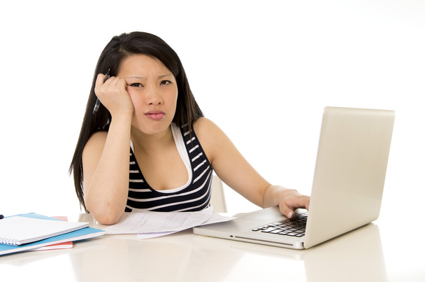 docela asijské žena student přepracovaný na svém laptopu na bílém bac - Fotografie, Obrázek