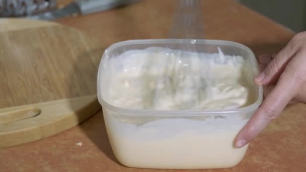 Ženské šéfkuchařka mísí s vypnutým mixéru vaječný žloutek s cukrem ve skleněné misce. - Záběry, video