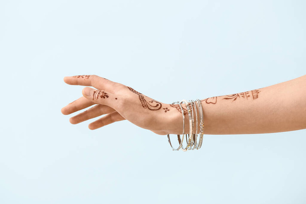 Belle main féminine avec tatouage au henné sur fond clair - Photo, image