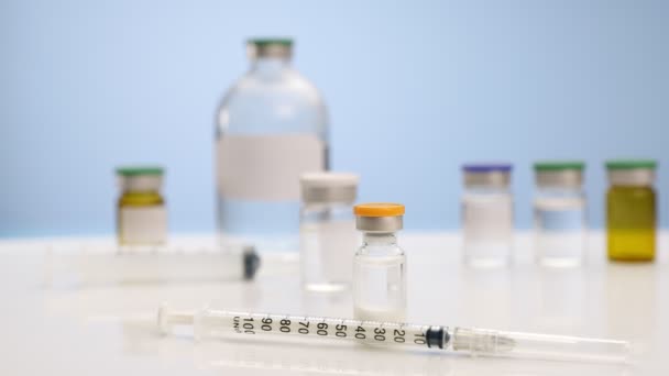 covid-19, ampulka s koronavirovou vakcínou, lahvička na injekci - Záběry, video