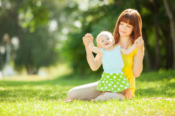 Mother with daughter in the park - Foto, Imagem
