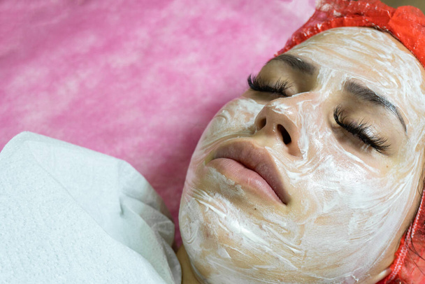 Uma jovem mulher desfrutando de máscara de spa - Foto, Imagem