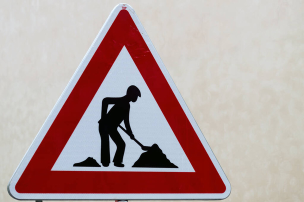 道路工事の道路工事の標識-ベージュ灰色の背景に孤立 - 写真・画像