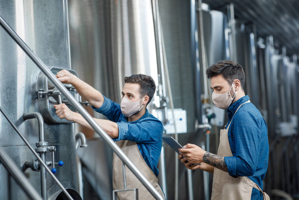 Працівники пивоварні та бродіння пива для виробництва напоїв
 - Фото, зображення