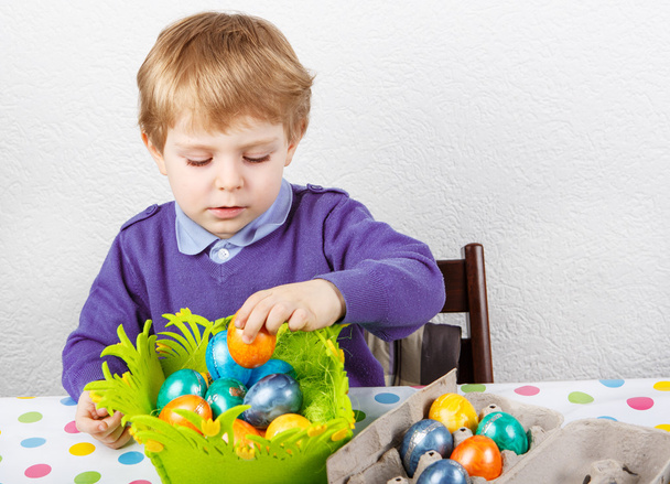 Menino pequeno sendo feliz sobre o ovo de Páscoa autofeito
  - Foto, Imagem