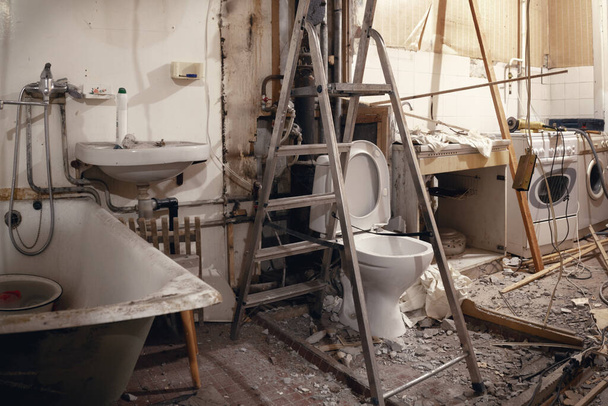 Moskova 'da bir dairede onarım ve onarım. Banyo ve tuvaletin duvarları yıkıldı. - Fotoğraf, Görsel