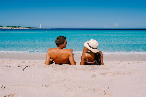 イタリアの島で休暇中のカップルの男性と女性シチリア島サン・ヴィート・ロー・カポのビーチを訪問 - 写真・画像