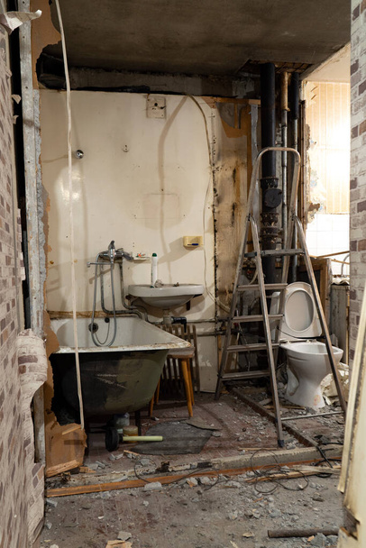 Reparaciones y reconstrucción en un piso de Moscú. Las paredes del baño y el inodoro fueron destruidos - Foto, Imagen