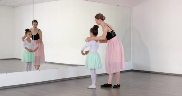 Pieni ballerina koulutus valmentaja tanssistudio - Materiaali, video