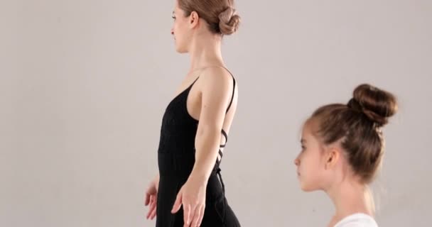 Μικρή μπαλαρίνα προπόνηση με προπονητή στην σχολή χορού - Πλάνα, βίντεο