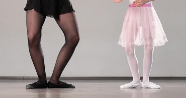 Kleine Ballerina trainiert mit Trainer im Tanzstudio - Filmmaterial, Video