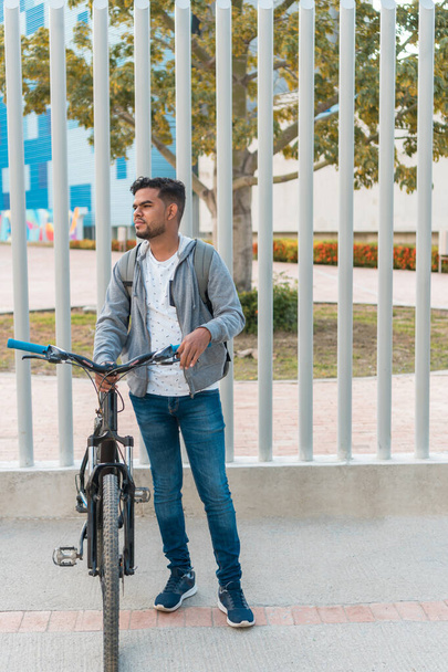 Hispanic Man With Bicycle In the park - Foto, imagen