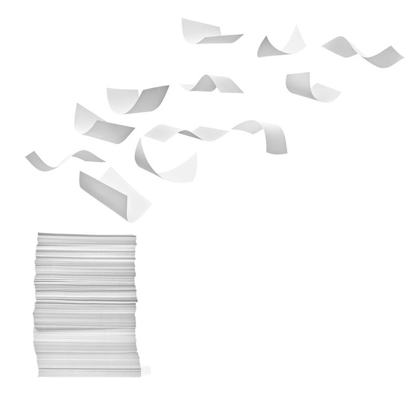 Nahaufnahme eines Stapels Papier und fliegender Papiere auf weißem Hintergrund - Foto, Bild