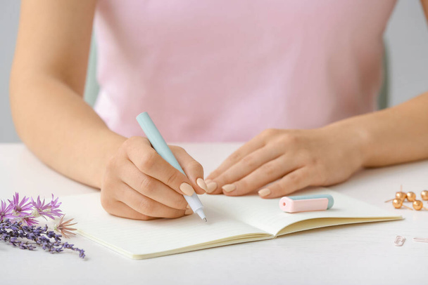 Mulher escrevendo em caderno com caneta - Foto, Imagem