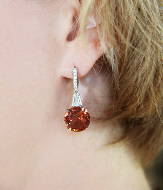 nők arany ékszer fülbevaló drágakövekkel - Fotó, kép
