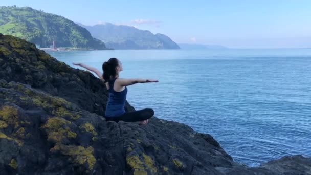 Девушка медитирует у моря - Кадры, видео