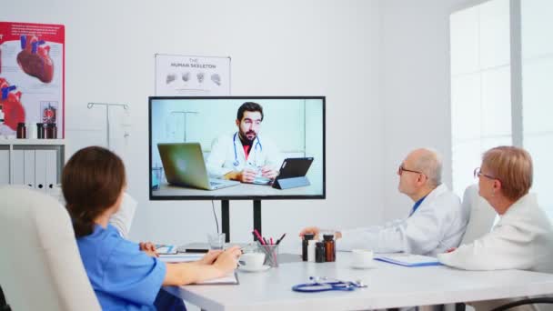 Equipo médico celebra conferencia en línea en la sala de juntas - Metraje, vídeo