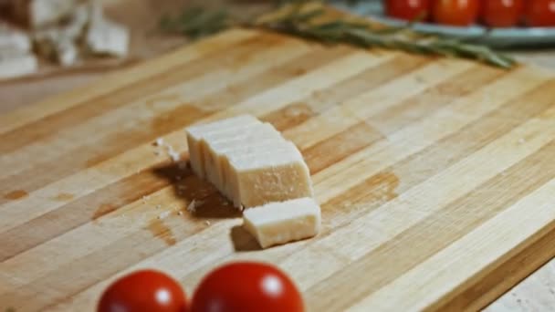 トマトソースとニョッキはパルメザンチーズを振りかける.スプーンで混ぜます。心地よい雰囲気。4kビデオ. - 映像、動画