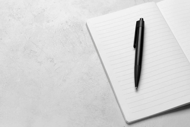 Caderno com caneta sobre fundo claro - Foto, Imagem