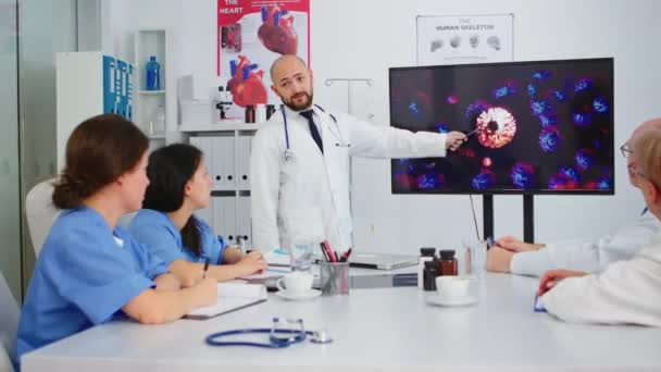 Доктор презентує розробку вірусу на цифровому екрані
 - Кадри, відео