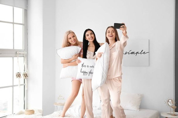 Mooie jonge vrouwen nemen selfie op pyjamafeest - Foto, afbeelding