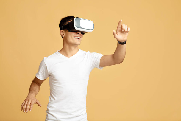 Man have fun with virtual reality headset - Zdjęcie, obraz