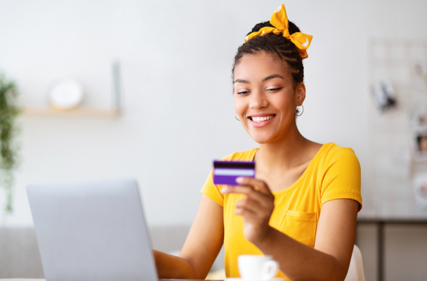 Czarna dama korzystająca z laptopa i karty kredytowej w domu - Zdjęcie, obraz