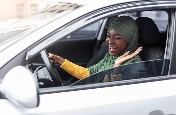 Šťastný majitel auta. Veselý černošky muslim dáma v hidžábu jízdy nový automobil - Fotografie, Obrázek