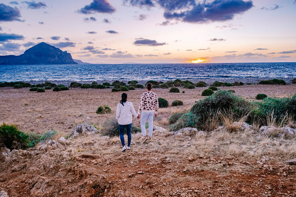 pár férfi és nő középkorú nyaralás az olasz szigeten Szicília meglátogatja a strandon San Vito Lo Capo - Fotó, kép