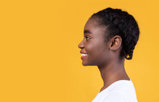 Perfil Retrato de mujer afroamericana posando sobre fondo amarillo - Foto, imagen