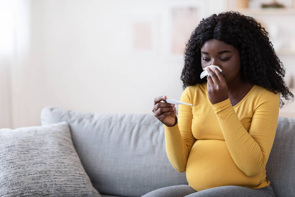 Mujer negra embarazada sintiéndose enferma con fiebre alta - Foto, imagen