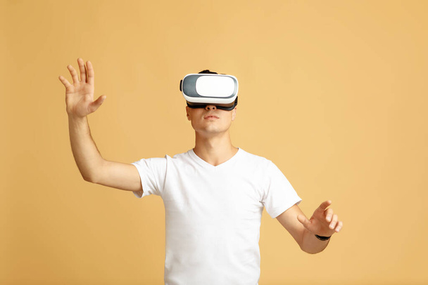 Guy in modern VR szemüveg felfedező virtuális valóság - Fotó, kép