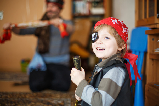 předškolní chlapce 4 roky v pirátské kostýmy, uvnitř. - Fotografie, Obrázek
