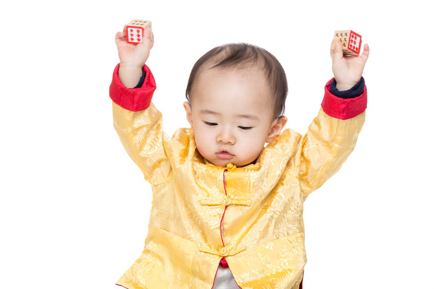китайського хлопчика в традиційні китайські костюми грати іграшку блоків - Фото, зображення