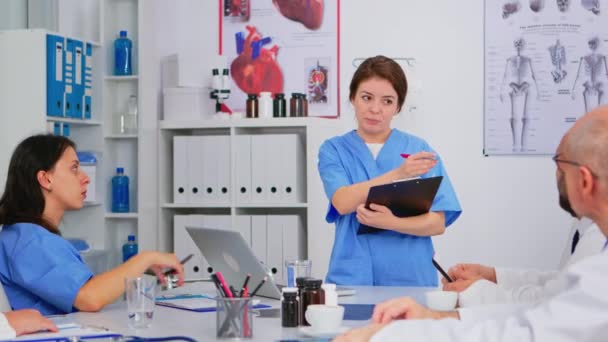 Команда лікарів, які обговорюють діагноз, сидять за столом у клініці
 - Кадри, відео