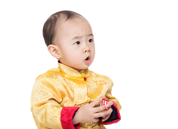 Menino chinês em traje chinês tradicional jogar blocos de brinquedo
 - Foto, Imagem