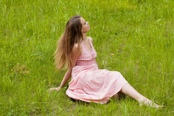 Young girl on the meadow - Fotoğraf, Görsel