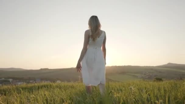 menina em vestido branco brinca com as mãos e luz solar - Filmagem, Vídeo