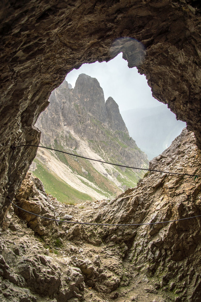 Fenêtre sculptée dans le mur de montagne
 - Photo, image
