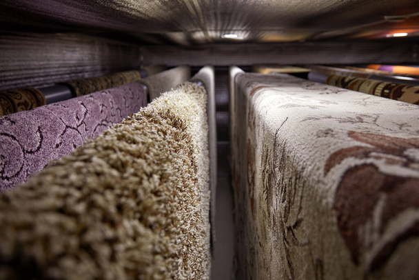Alfombras diferentes colgando en bastidores. Limpieza y secado profesional de alfombras - Foto, imagen