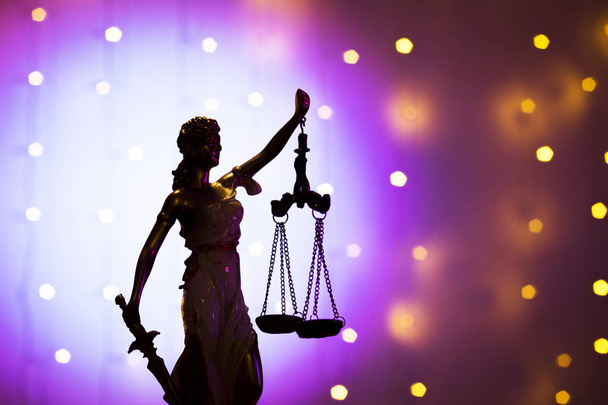 Юридическая контора юристов и адвокатов законная бронзовая модель статуи Фемиды, богини правосудия. У этой статуи нет конкретного автора. Не требуется выпуск модели - Фото, изображение