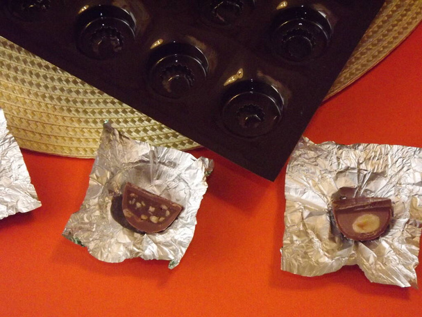 箱の中に異なる充填を持つ個々の銀のラップチョコレート - 写真・画像