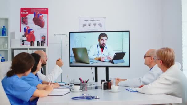 Personas médicas escuchando cuidadosamente la presentación de vídeo en línea - Metraje, vídeo