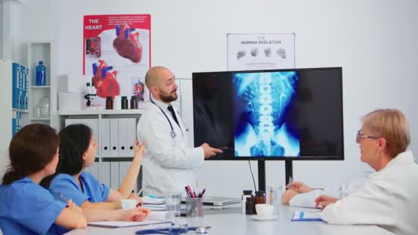 Medic selittää spin toiminnot osoittavat digitaalinen röntgenkuva - Materiaali, video