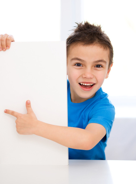 schattige jongen houdt lege banner - Foto, afbeelding