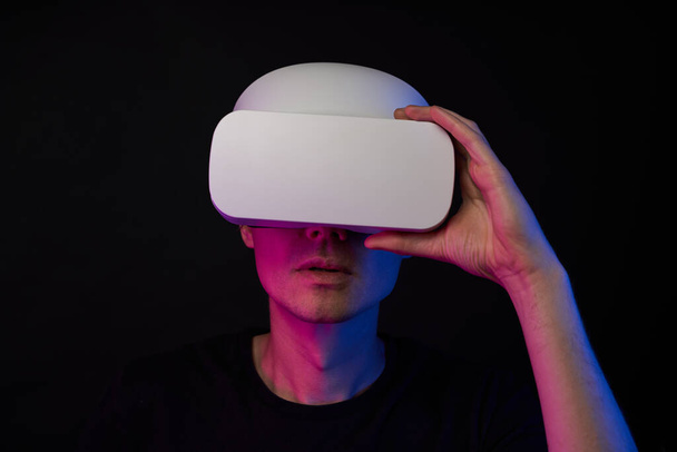 Hombre con auriculares de realidad virtual. Concepto de realidad virtual, juegos, entretenimiento y comunicación. - Foto, imagen